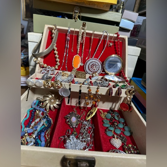 VINTAGE JEWELRY “WONDERS FOUND”
FOR A POSHMARK SHOW ONLY at 1900ET - Picture 4 of 6